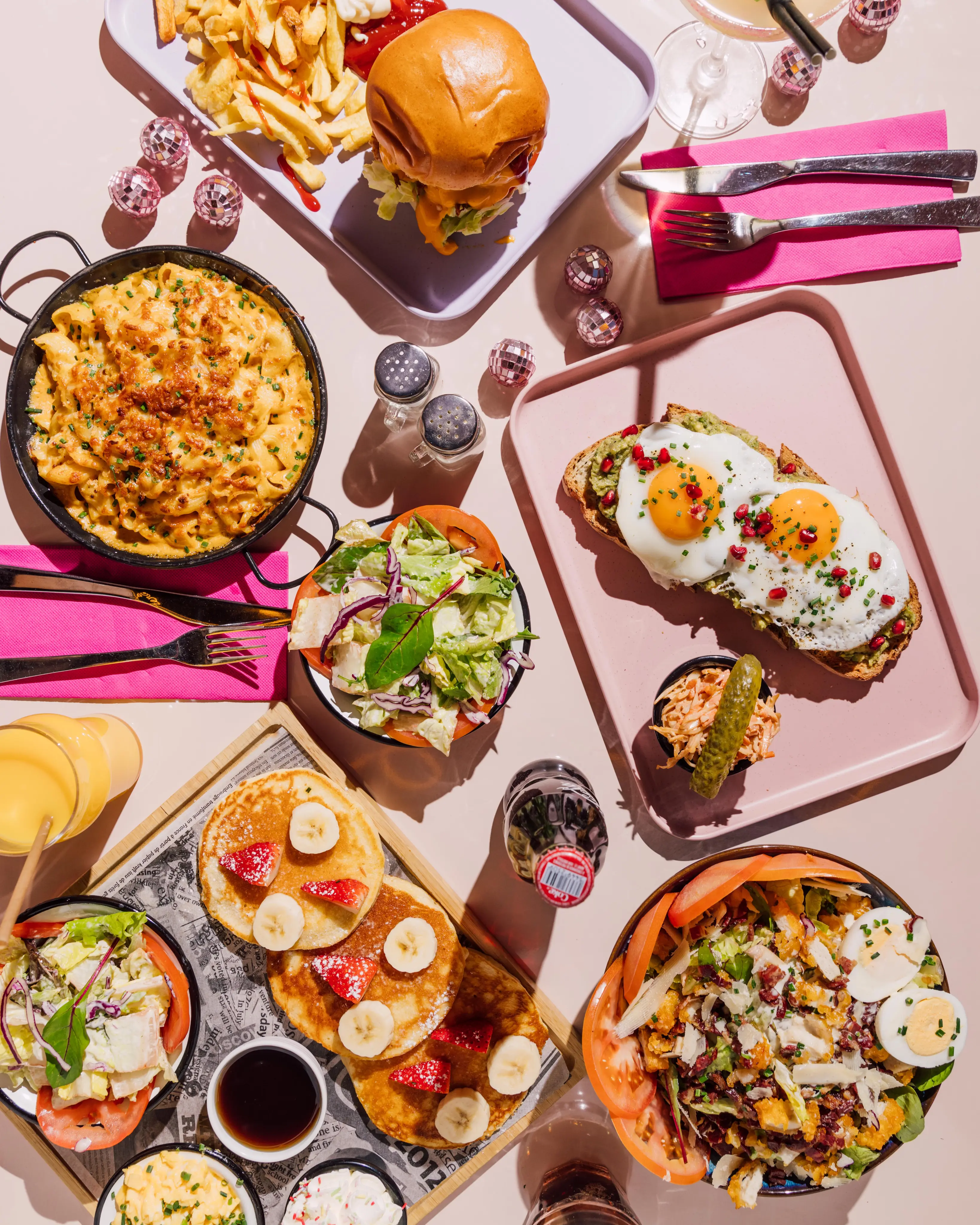 Brunch sur table rose