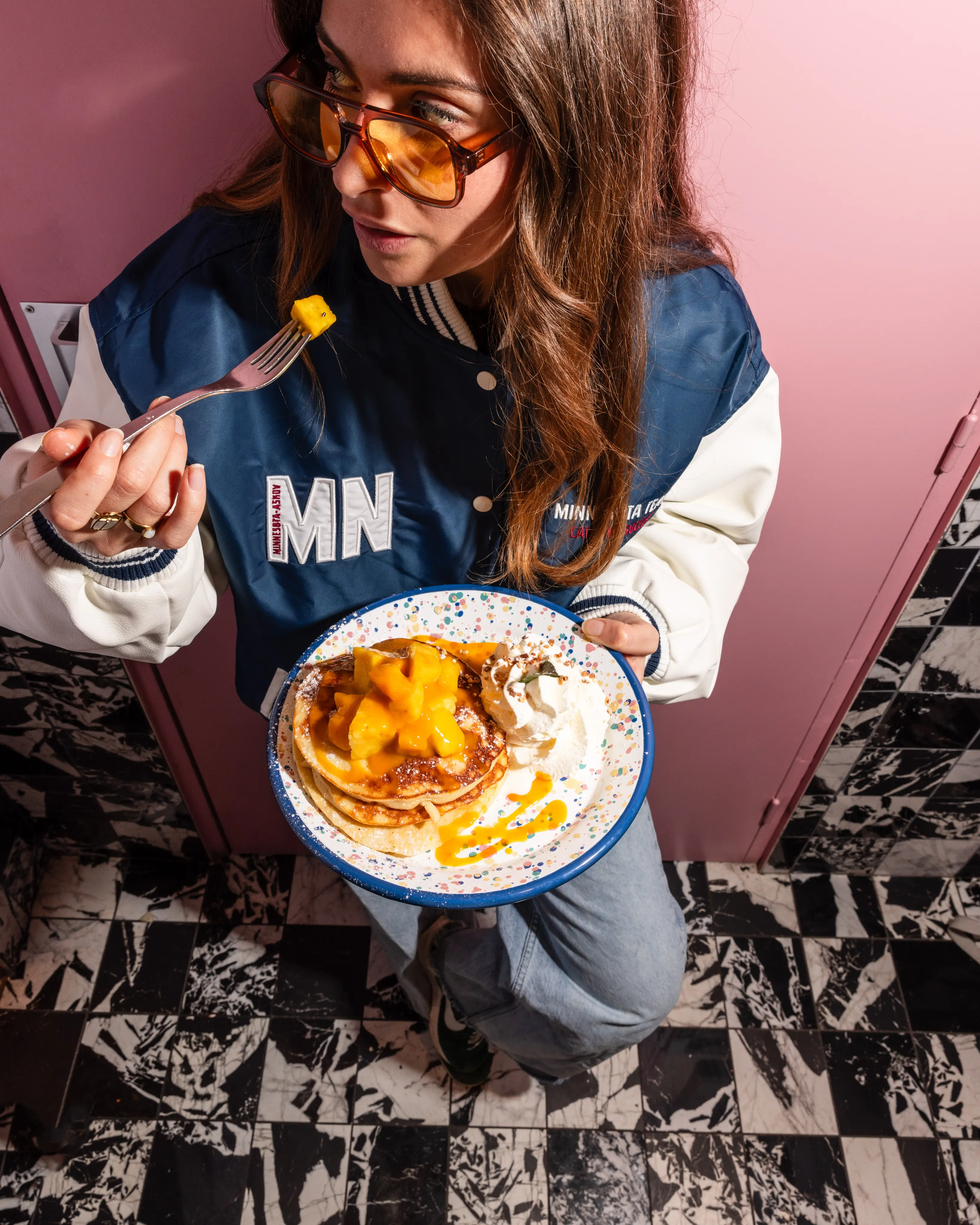 Main tenant une boisson