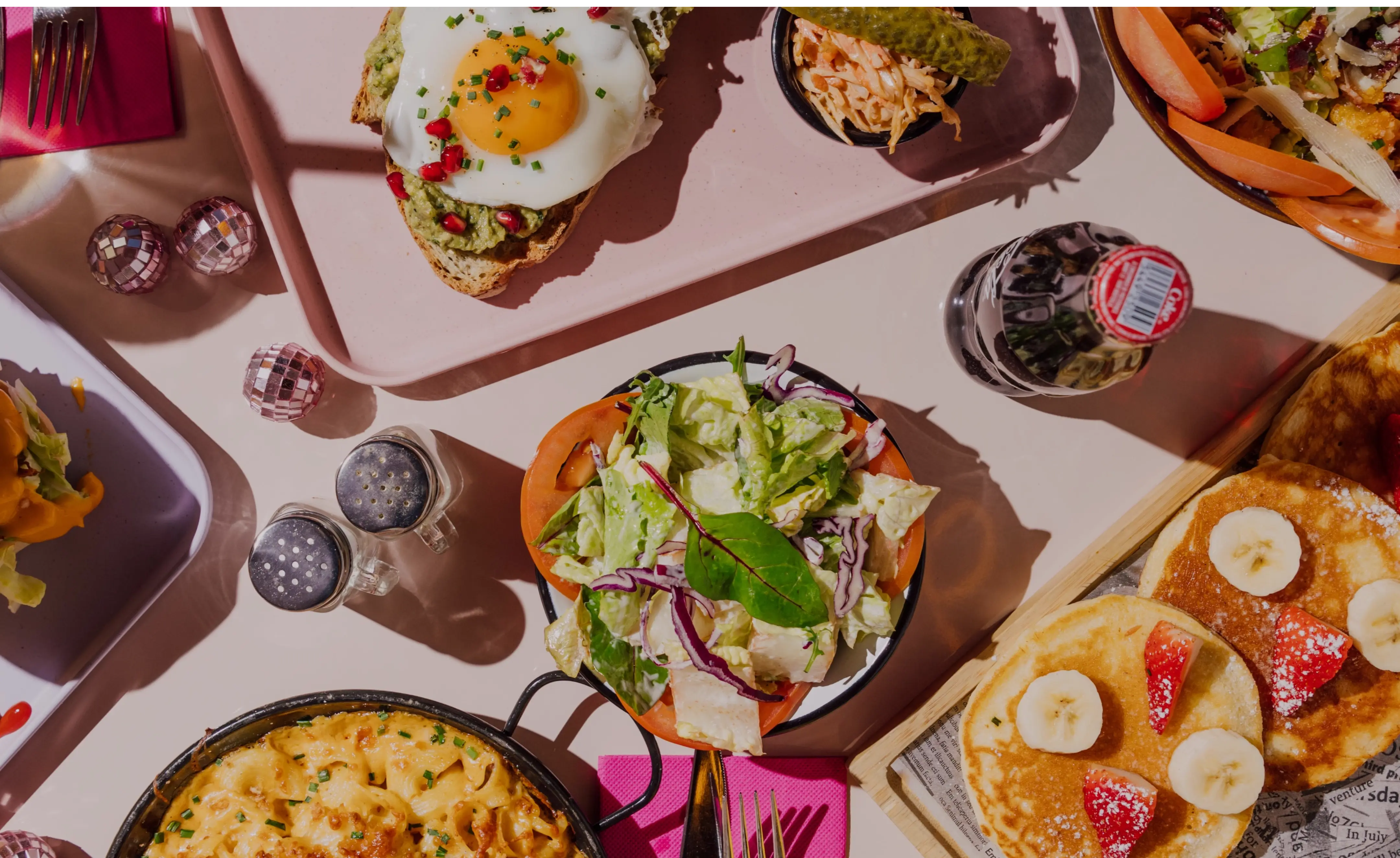 Vue aérienne des plats du restaurant